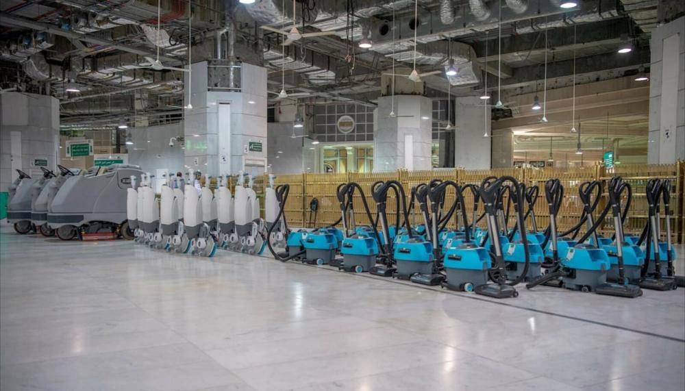 من المعدات المتطورة المستخدمة في غسل الكعبة  (مكة)