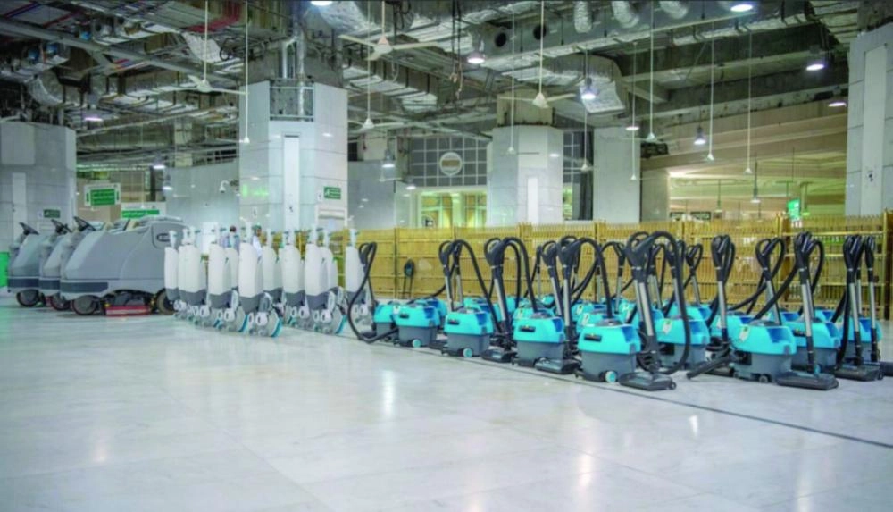 






من المعدات المتطورة المستخدمة في غسل الكعبة                                        (مكة) 