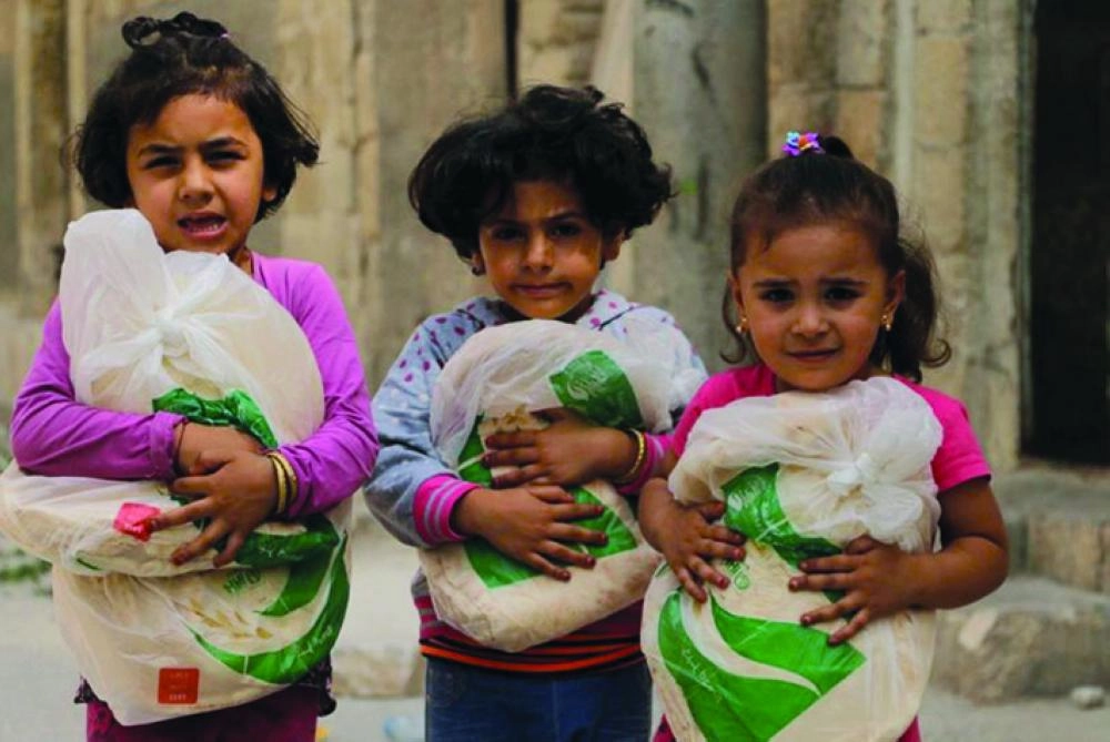 






أطفال عقب خروجهم من مقر تسليم الخبر بمركز الملك سلمان للإغاثة            (واس)