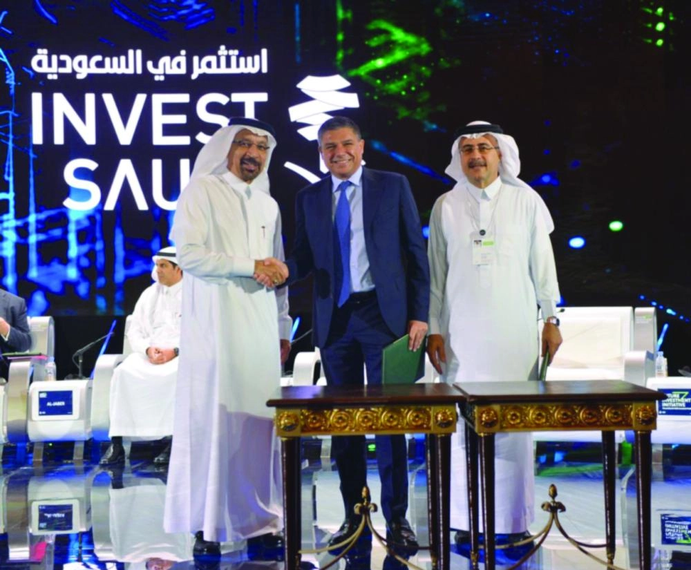 






الفالح أثناء توقيع إحدى الاتفاقيات         (واس)