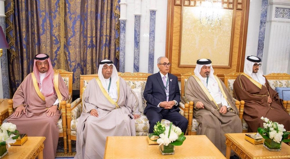 مسؤولون بحرينيون خلال اللقاء