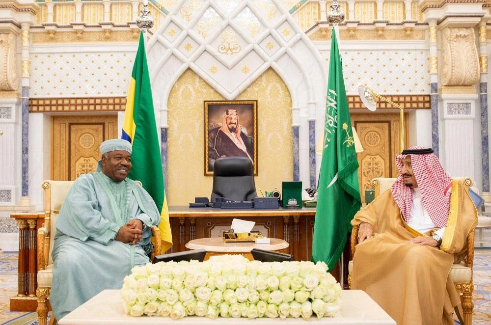 الملك سلمان خلال لقائه رئيس الجابون في قصر اليمامة بالرياض (واس)