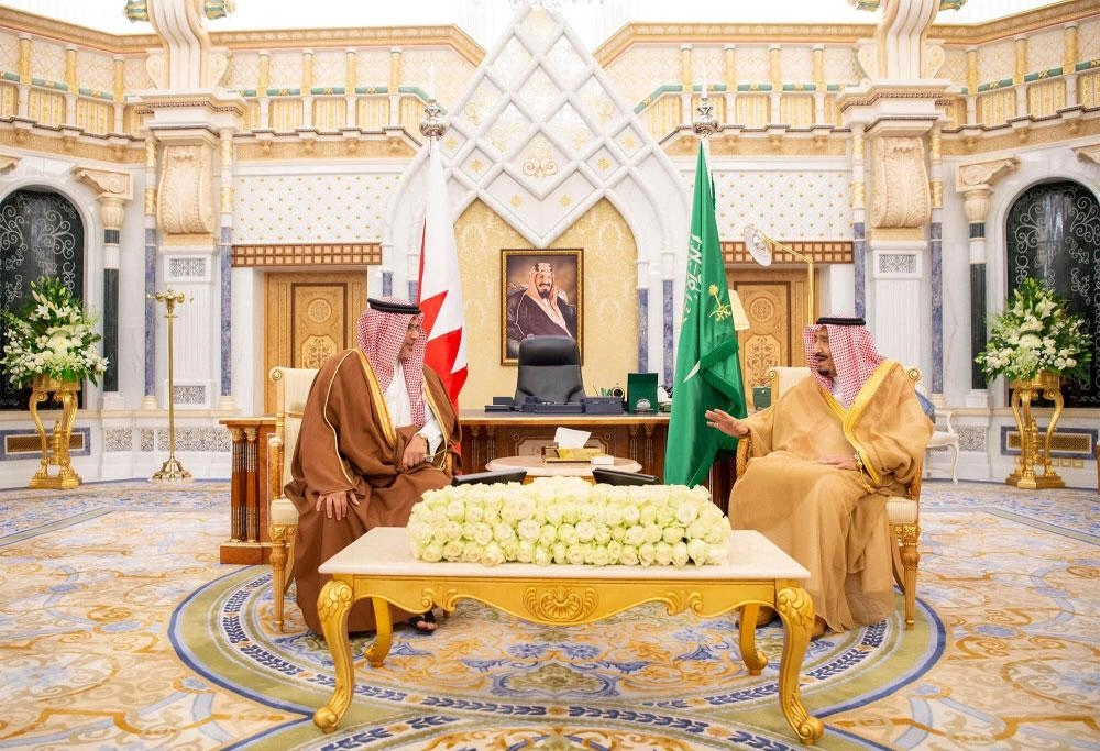 الملك سلمان خلال لقائه ولي عهد البحرين