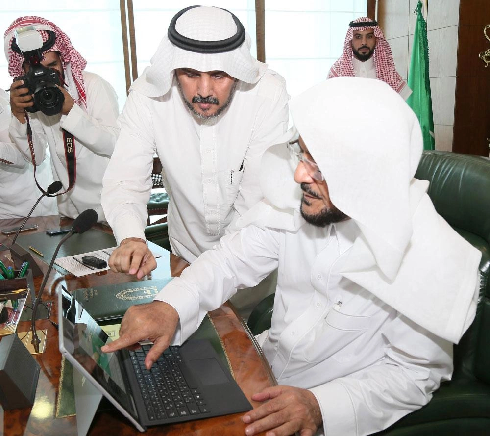 عبداللطيف آل الشيخ خلال تدشين مركز الاتصال الموحد أمس  (واس)