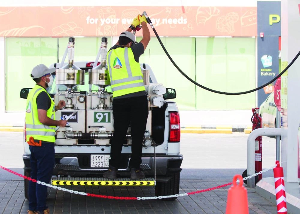 






أثناء معايرة الوقود في إحدى المضخات                                                                      (مكة)