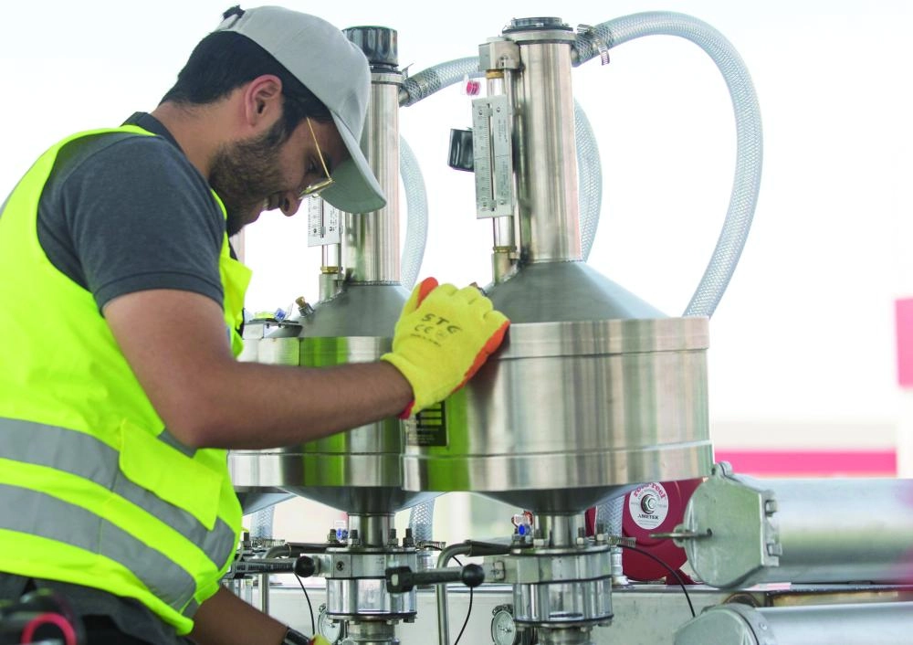 احد الفنيين يتابع عملية المعايرة ( مكة )