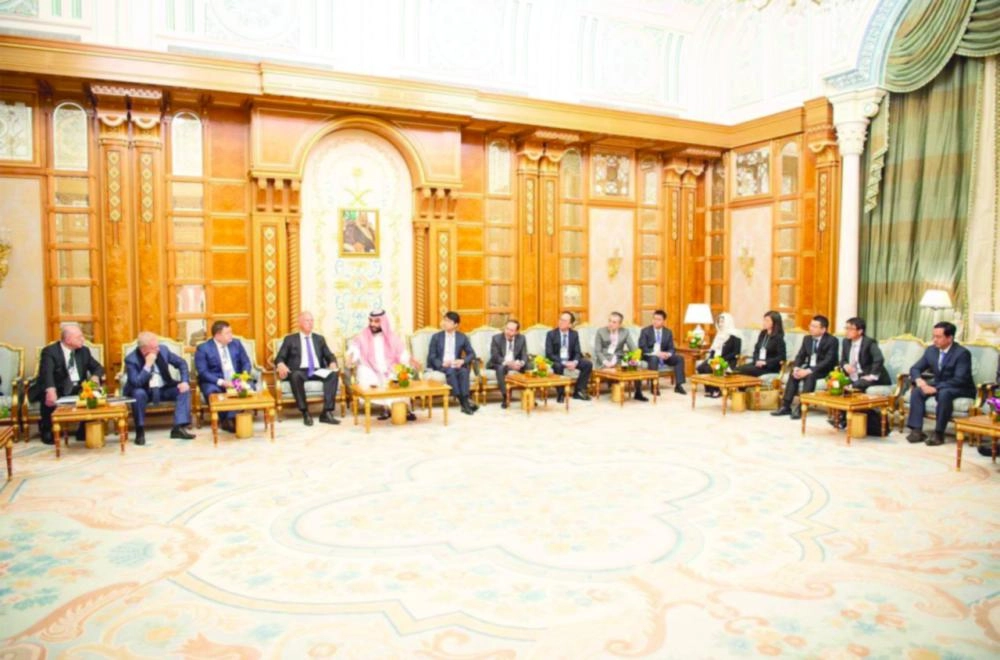 






ولي العهد خلال لقائه رؤساء صناديق سيادية وشركات        (واس)