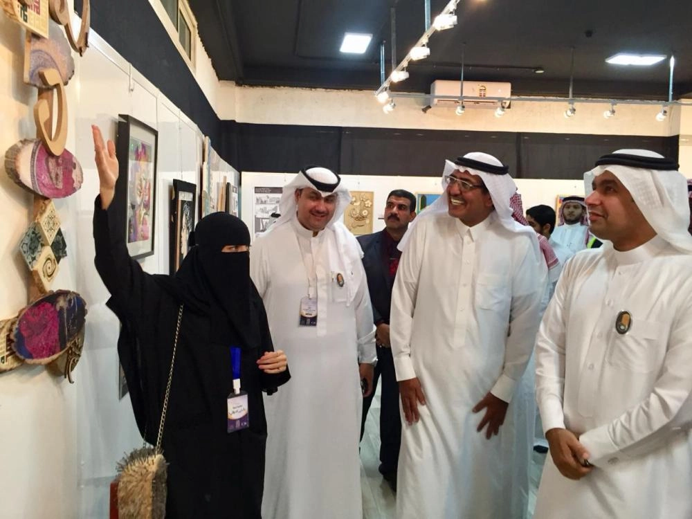 






سميحان الرشيدي خلال جولته في المعرض     (مكة)