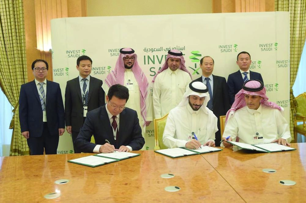 وزير الإسكان أثناء حضوره توقيع الاتفاقيات