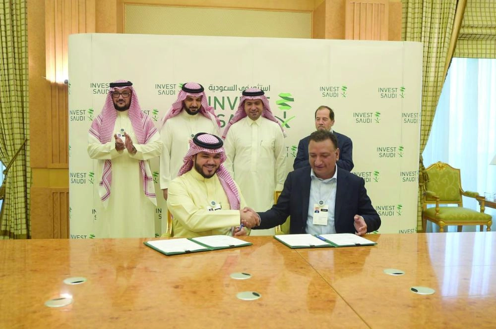 وزير الإسكان أثناء حضوره توقيع الاتفاقيات