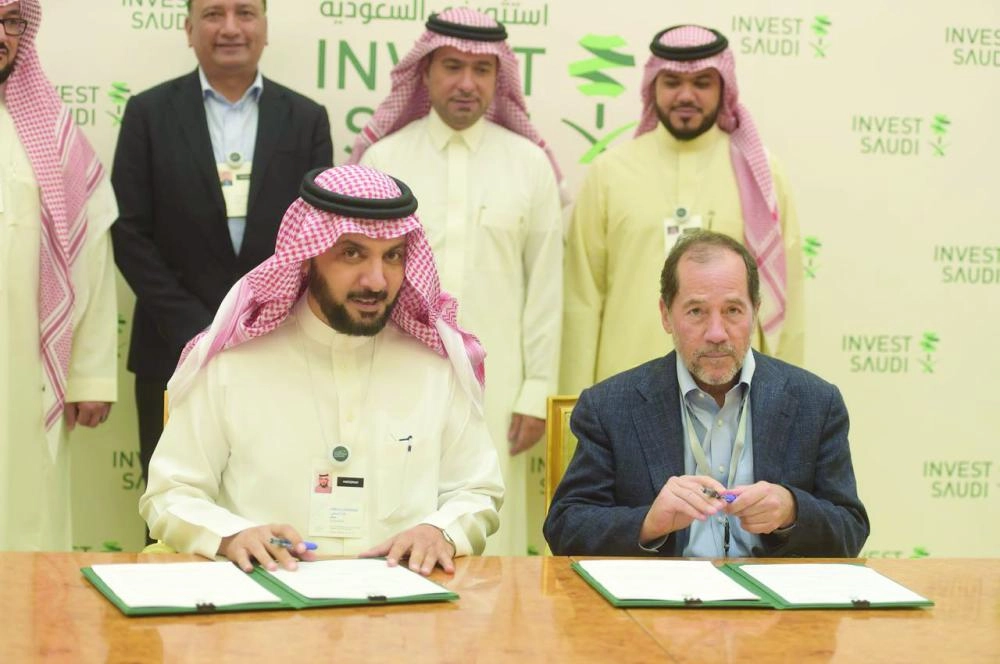 وزير الإسكان أثناء حضوره توقيع الاتفاقيات