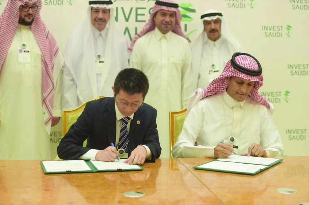 وزير الإسكان أثناء حضوره توقيع الاتفاقيات