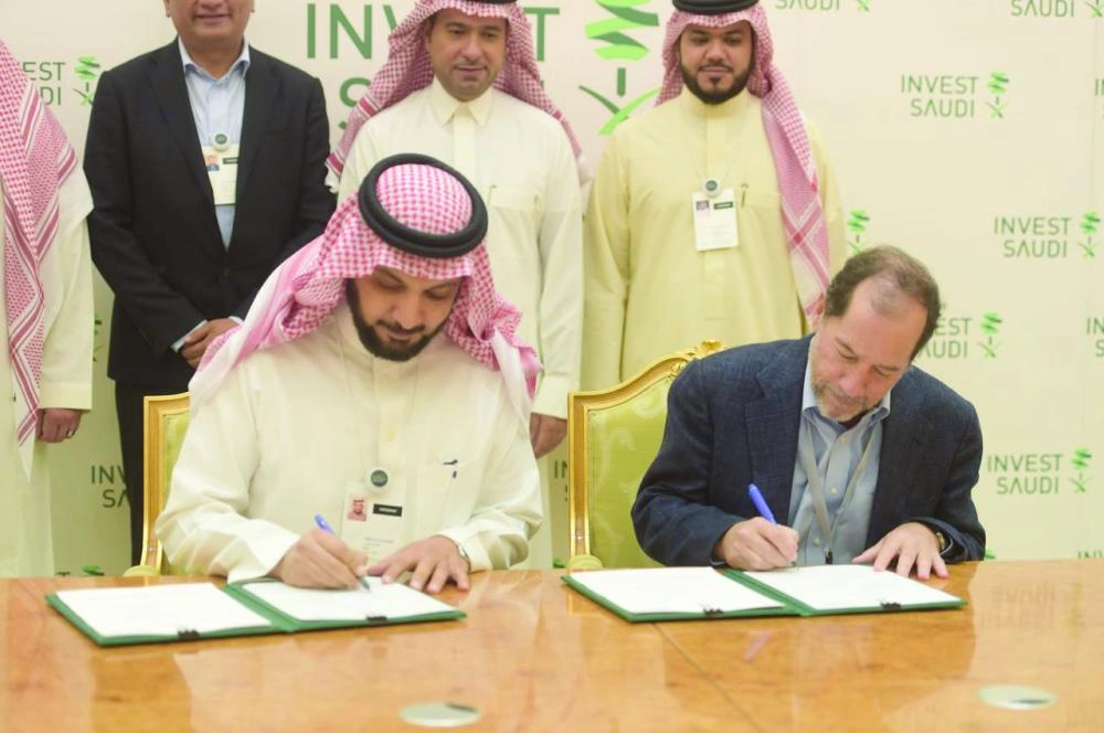 وزير الإسكان أثناء حضوره توقيع الاتفاقيات