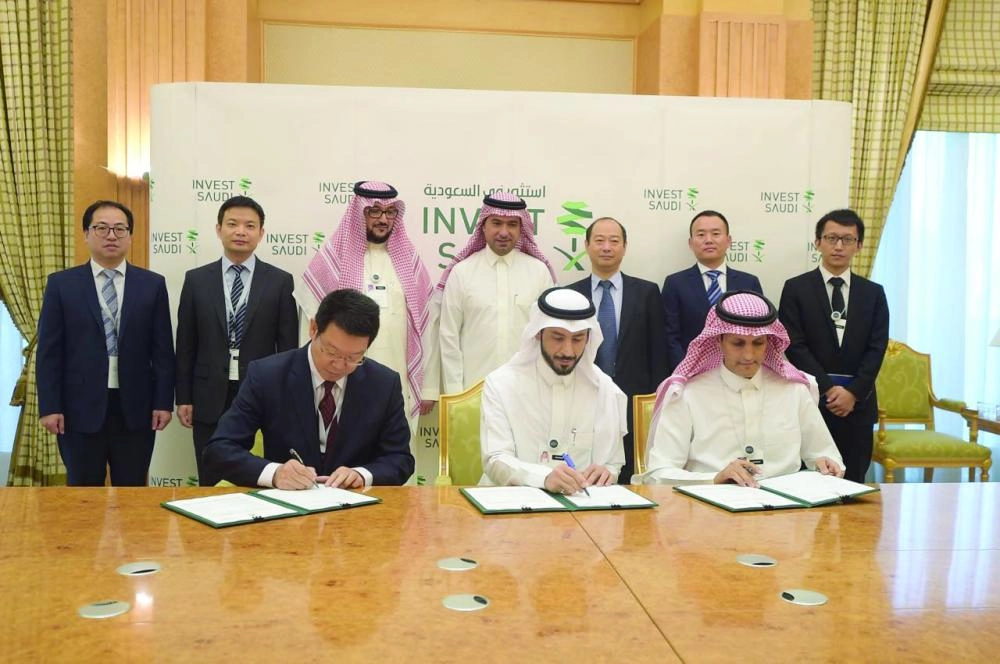 وزير الإسكان أثناء حضوره توقيع الاتفاقيات