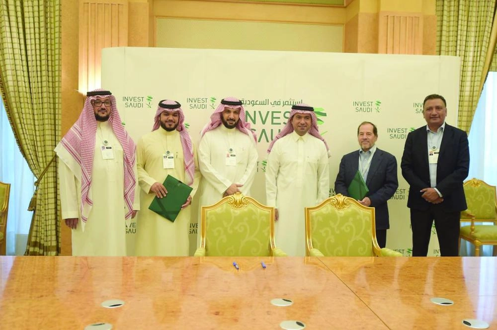 وزير الإسكان أثناء حضوره توقيع الاتفاقيات