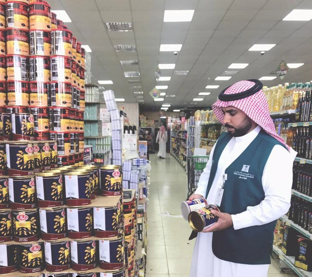 ممثل وزارة التجارة أثناء الجولات التفتيشية  (مكة)