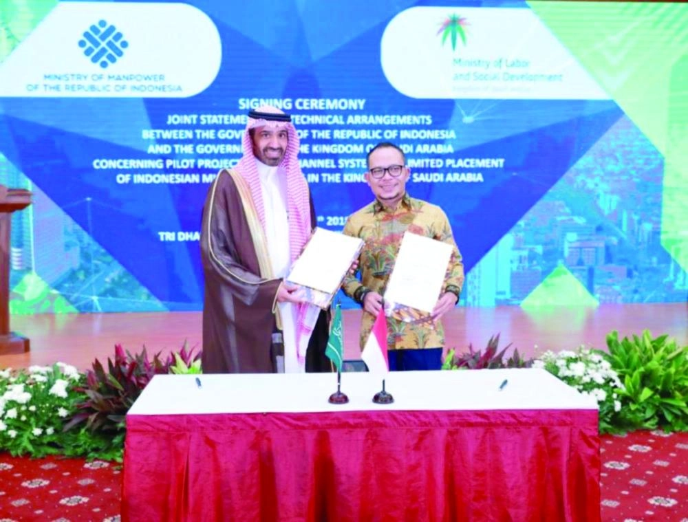 






وزير العمل عقب توقيع اتفاقية لاستقدام العمالة المنزلية مع وزير العمل الإندونيسي                                                                 (مكة)