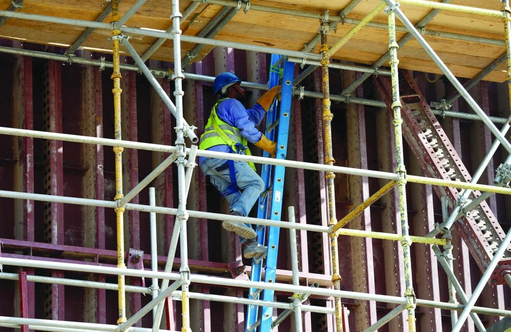 عامل اثناء انجاز عمليات مقاولات (مكة)