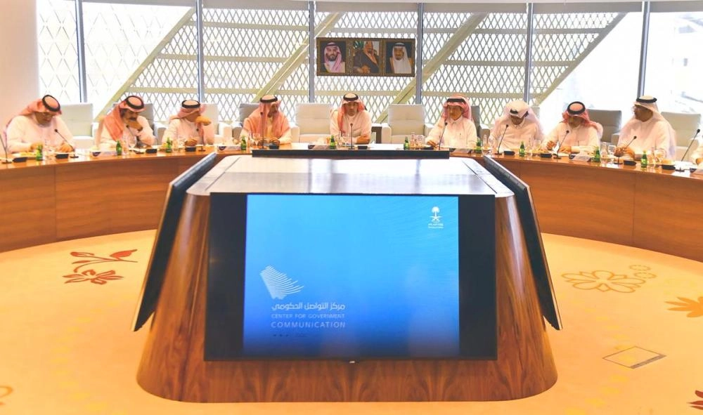 عواد العواد خلال لقائه رؤساء تحرير الصحف                                   (واس)