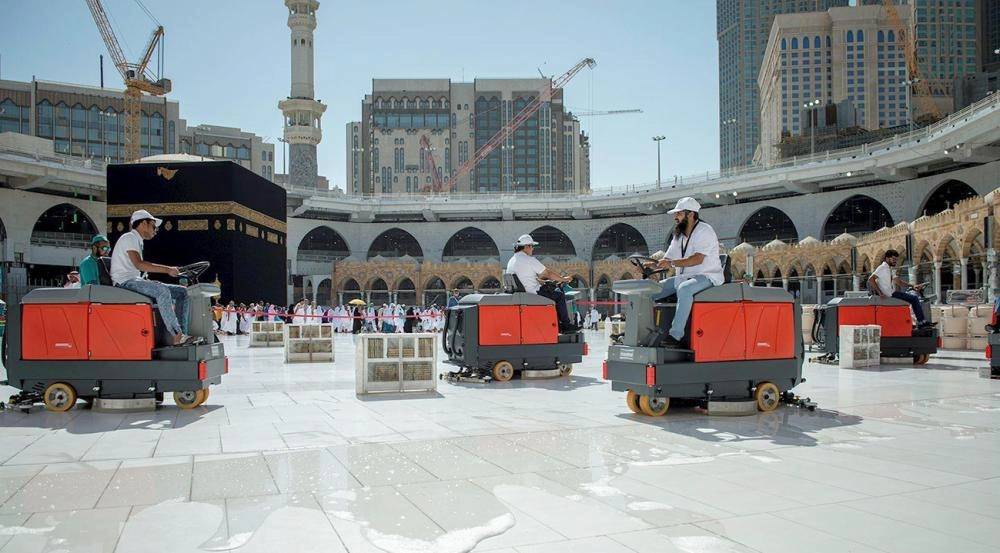 






شباب سعوديون يعملون على عربات النظافة                                                                                                        (واس)