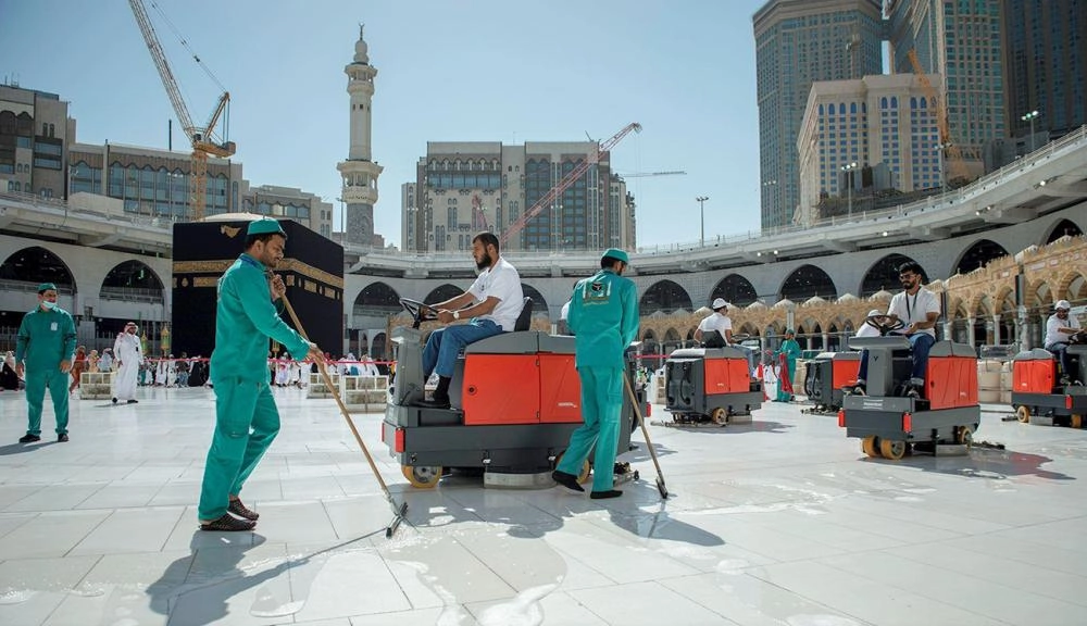 شباب سعوديون يعملون على عربات النظافة   (واس)