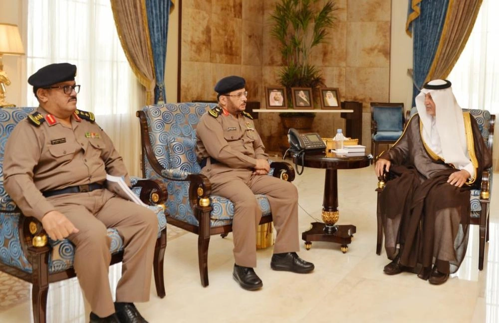 خالد الفيصل لدى استقباله سالم المطرفي (واس)