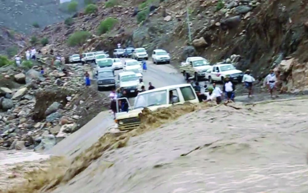 






متهور يغامر بسيارته في مجرى سيل                                         (مكة)