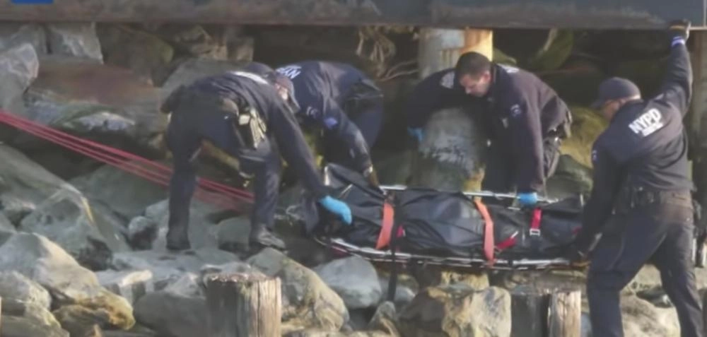 






عملية رفع إحدى الجثتين                                                         (مكة)