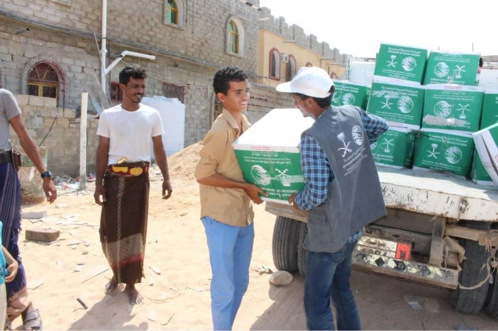 مركز الملك سلمان للإغاثة يوزع مساعدات إيوائية في اليمن (واس)