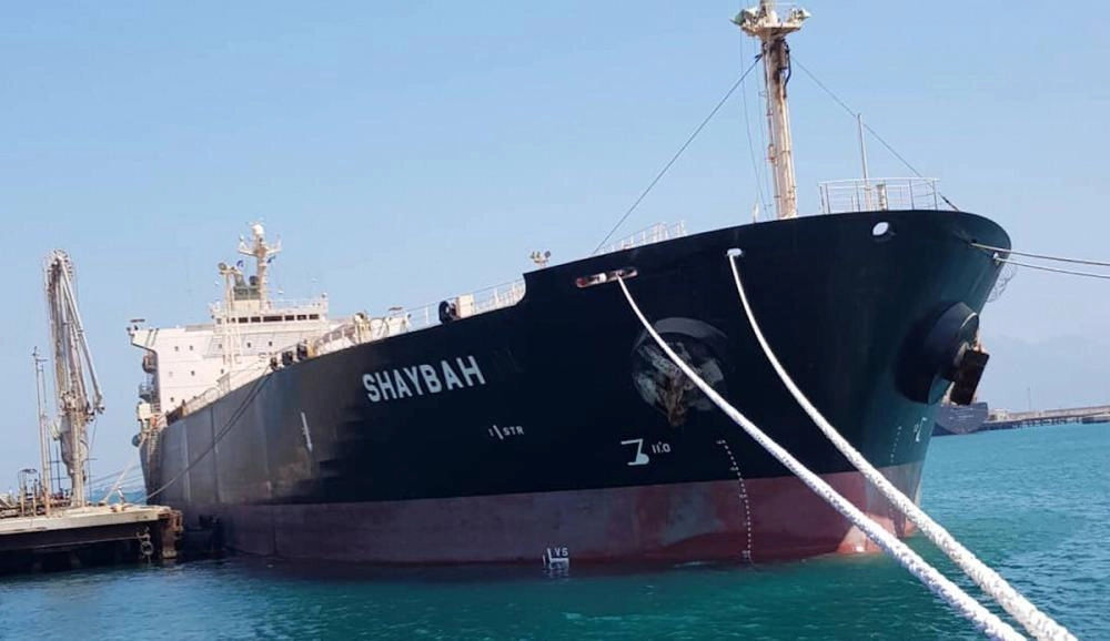 باخرة النفط السعودية لدى وصولها إلى ميناء عدن (مكة)