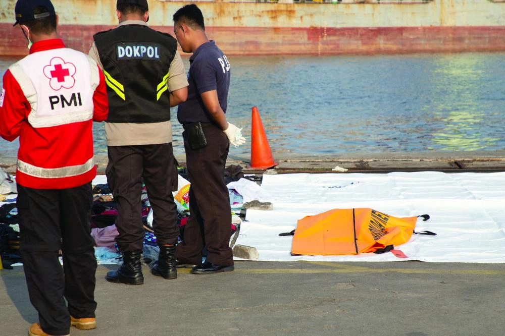  موظفو الطوارئ والمسعفون الطبيون أمام حطام الطائرة (د ب أ)