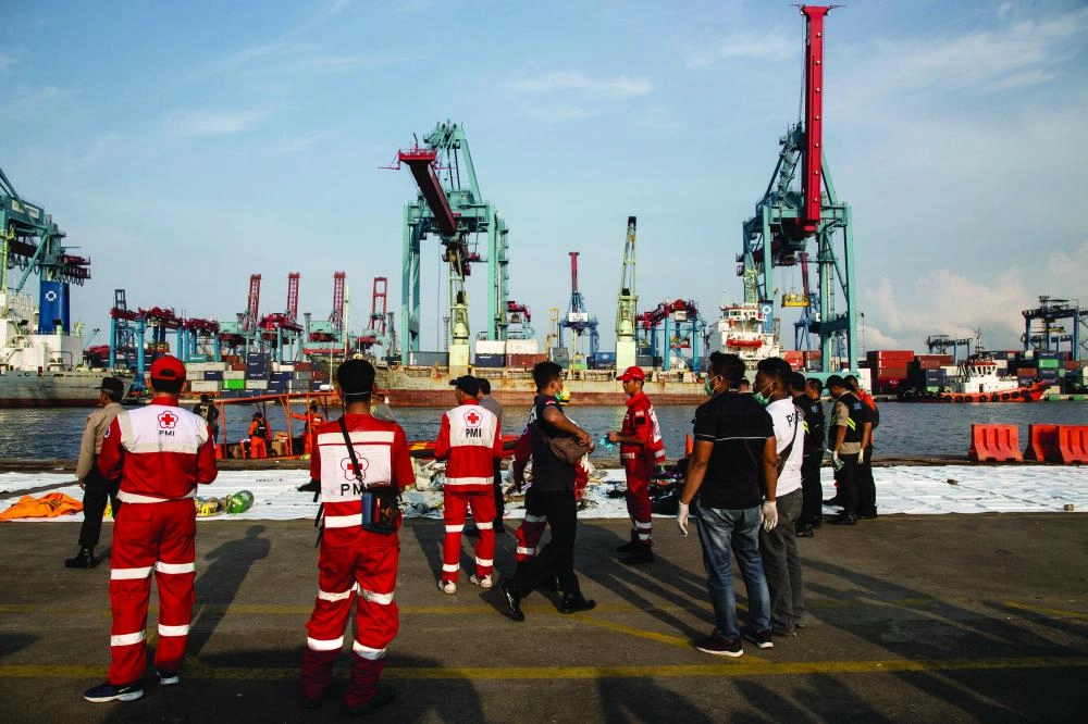  موظفو الطوارئ والمسعفون الطبيون أمام حطام الطائرة (د ب أ)