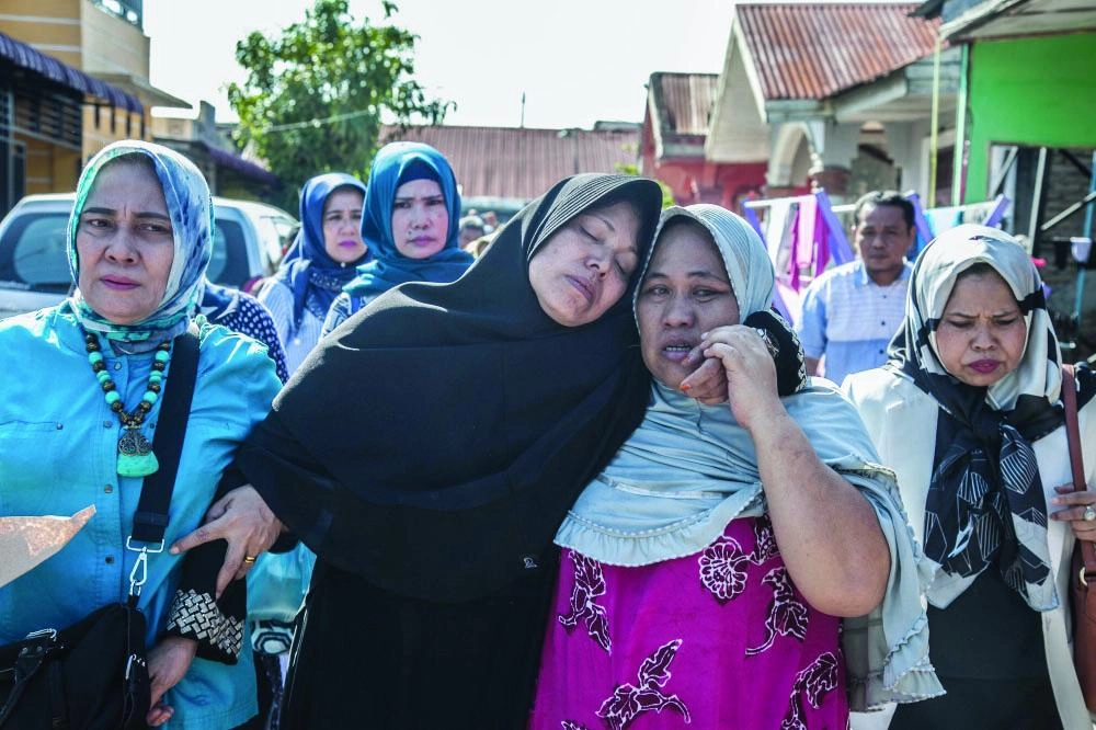 






بعض أهالي ضحايا الطائرة المنكوبة                (د ب أ)