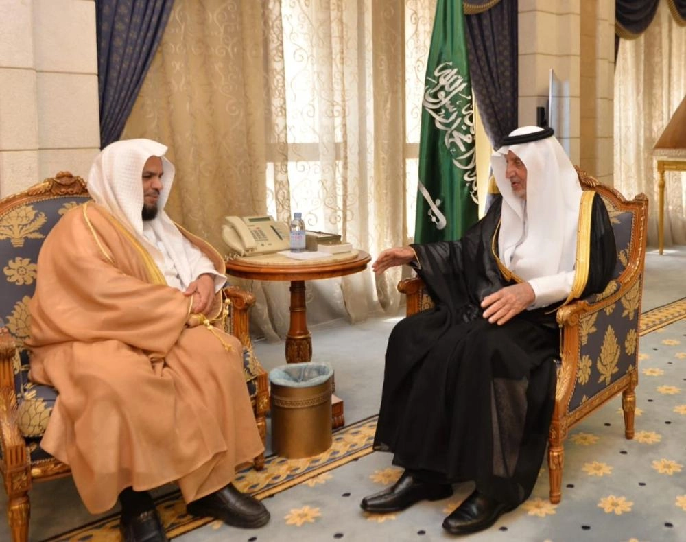 خالد الفيصل خلال لقائه سليمان الرهيف (مكة)