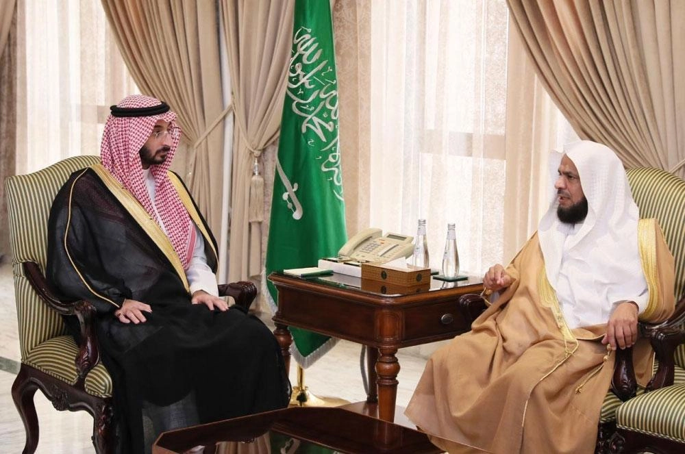 عبدالله بن بندر خلال لقائه سليمان الرهيف (مكة)