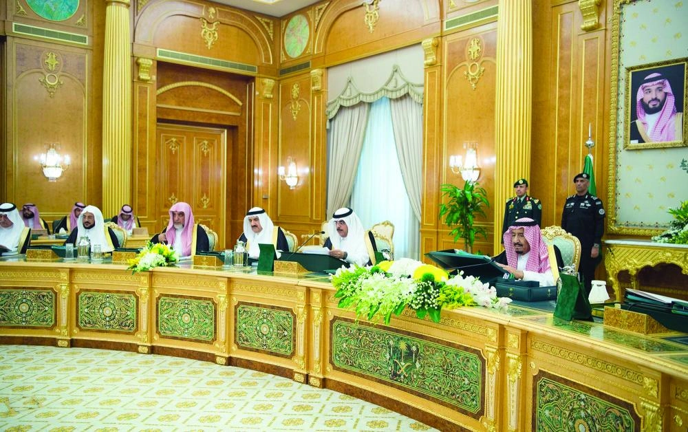 الملك سلمان لدى ترؤسه جلسة مجلس الوزراء في قصر اليمامة بالرياض (واس)