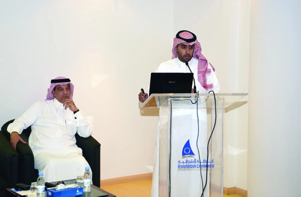 






اليوسف يتحدث في الورشة وإلى جانبه طلعت حافظ