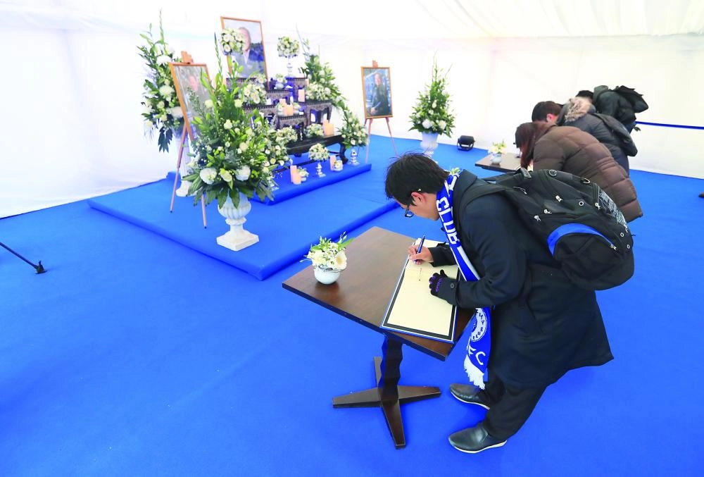 






.. وآخرون يكتبون عبارات عزاء ومواساة في الدفتر    (د ب أ)