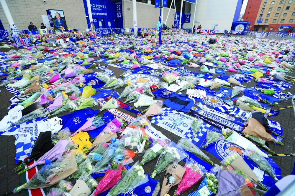 






مشجعون يضعون أكاليل الزهور حول ملعب ليستر تعبيرا عن تعازيهم