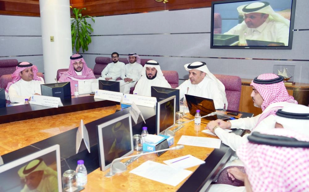 






الرميح متحدثا خلال اللقاء                                                                         (غرفة الشرقية)