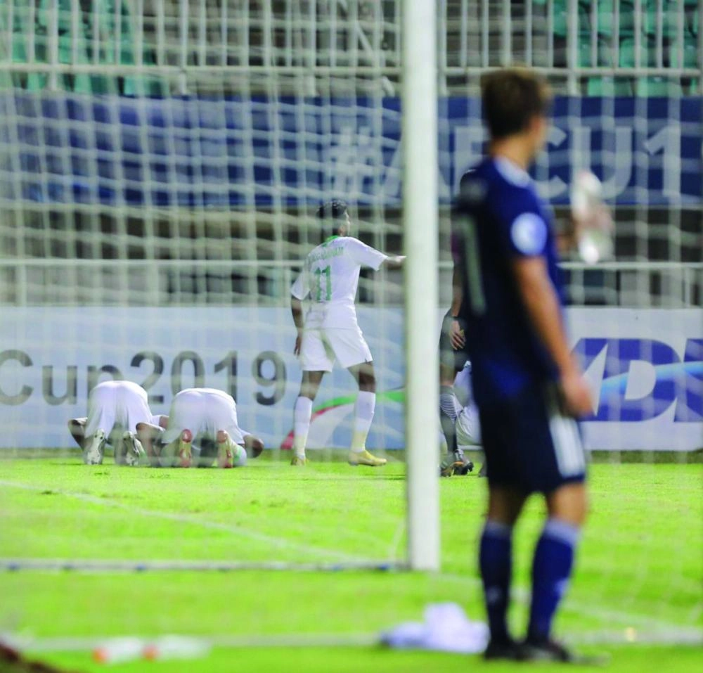 لاعبو الأخضر الشاب يحتفلون بالهدف الأول (مكة)