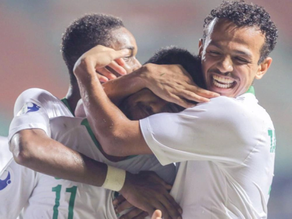 لاعبو الأخضر الشاب يحتفلون بالفوز والتأهل (مكة)