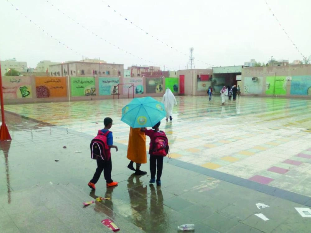 






أولياء أمور هرعوا إلى إحدى مدارس العاصمة المقدسة أمس الأول                           (مكة)