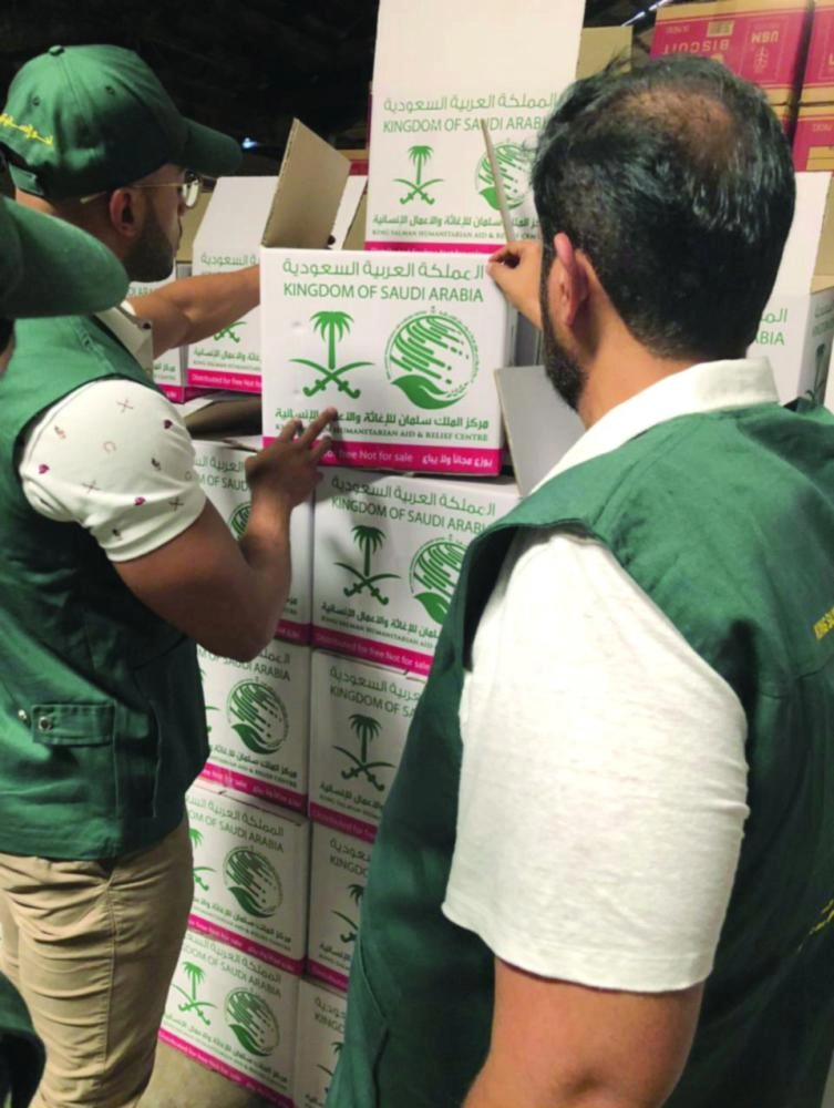 تجهيز المساعدات الغذائية لمنكوبي سيلاويسي بإندونيسيا (واس)