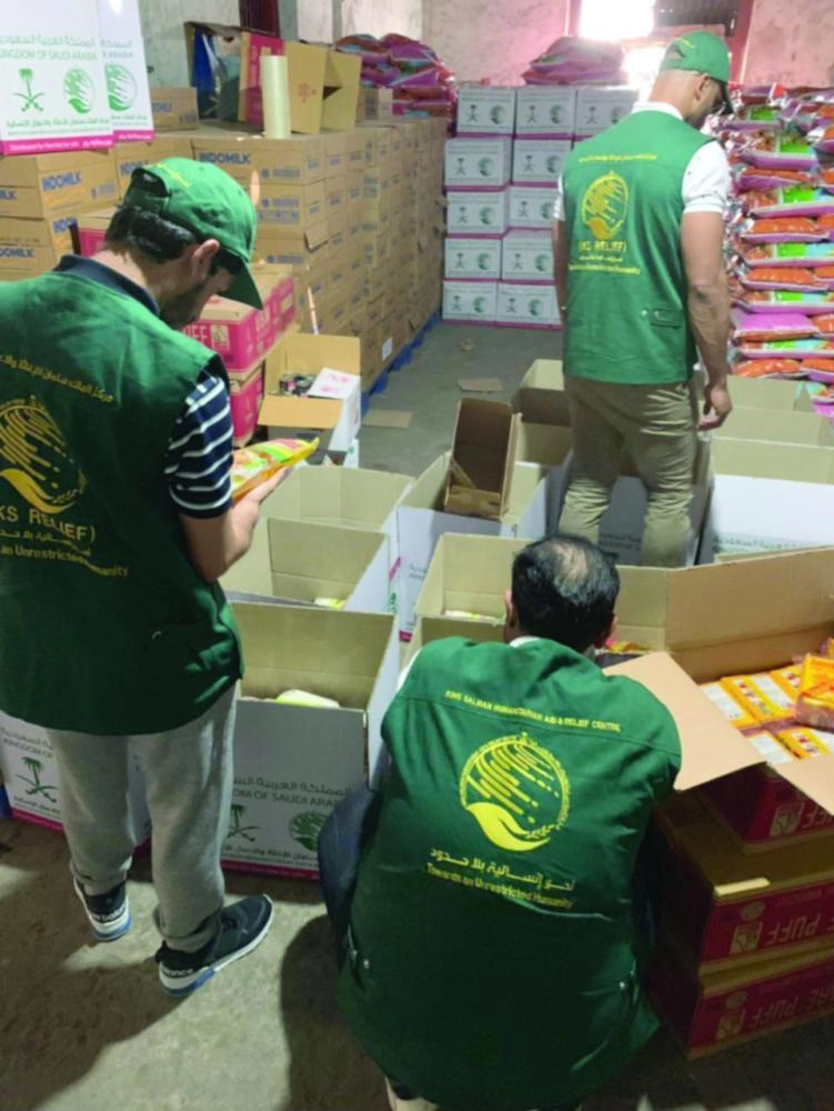 تجهيز المساعدات الغذائية لمنكوبي سيلاويسي بإندونيسيا (واس) 