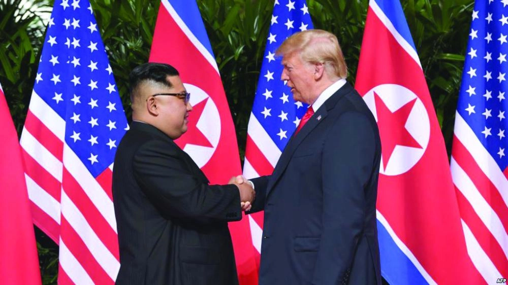 دونالد ترمب وكيم جونج أون في لقائهما السابق (مكة)