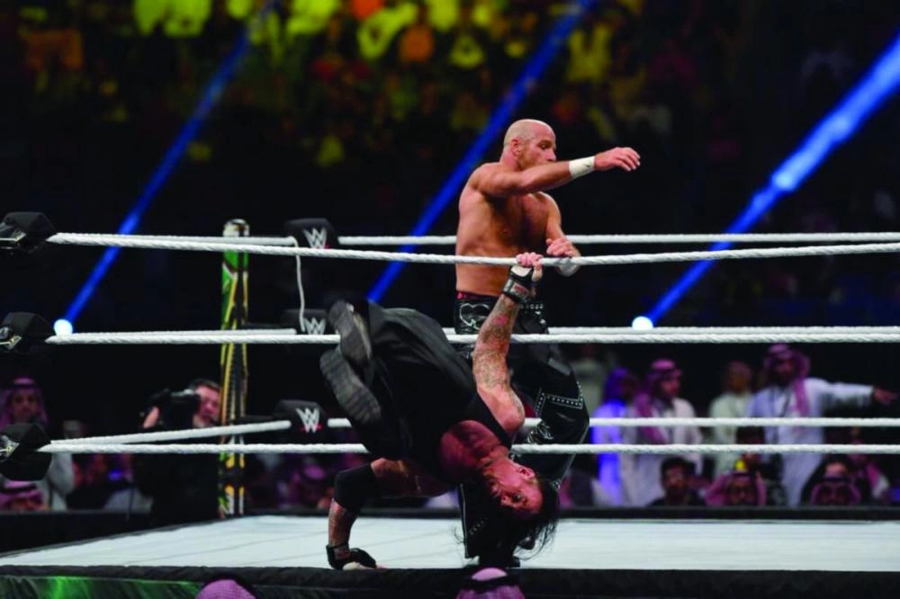 






شون مايكلز ملقيا الأندرتيكر خارج الحلبة في مباراة ثنائية                                                                        (هيئة الرياضة)