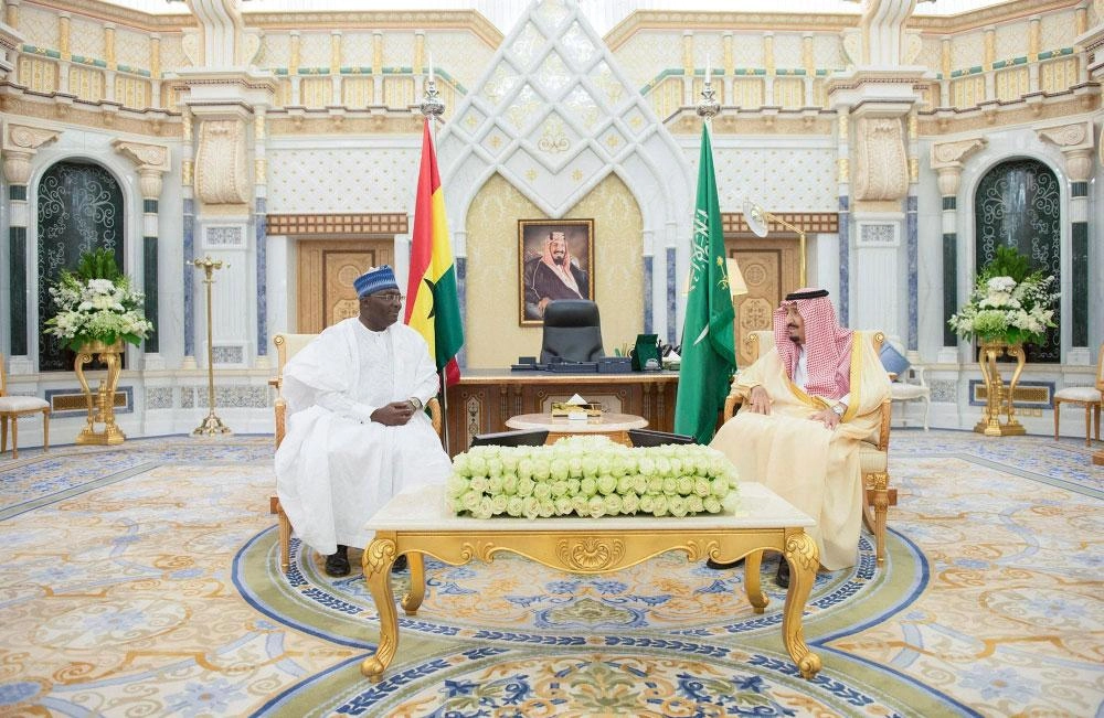 الملك سلمان خلال لقائه محمود باومييا في قصر اليمامة بالرياض (واس)