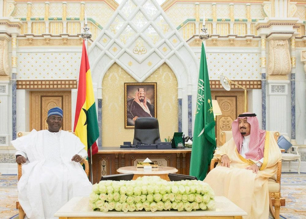 الملك سلمان خلال لقائه محمود باومييا في قصر اليمامة بالرياض (واس)