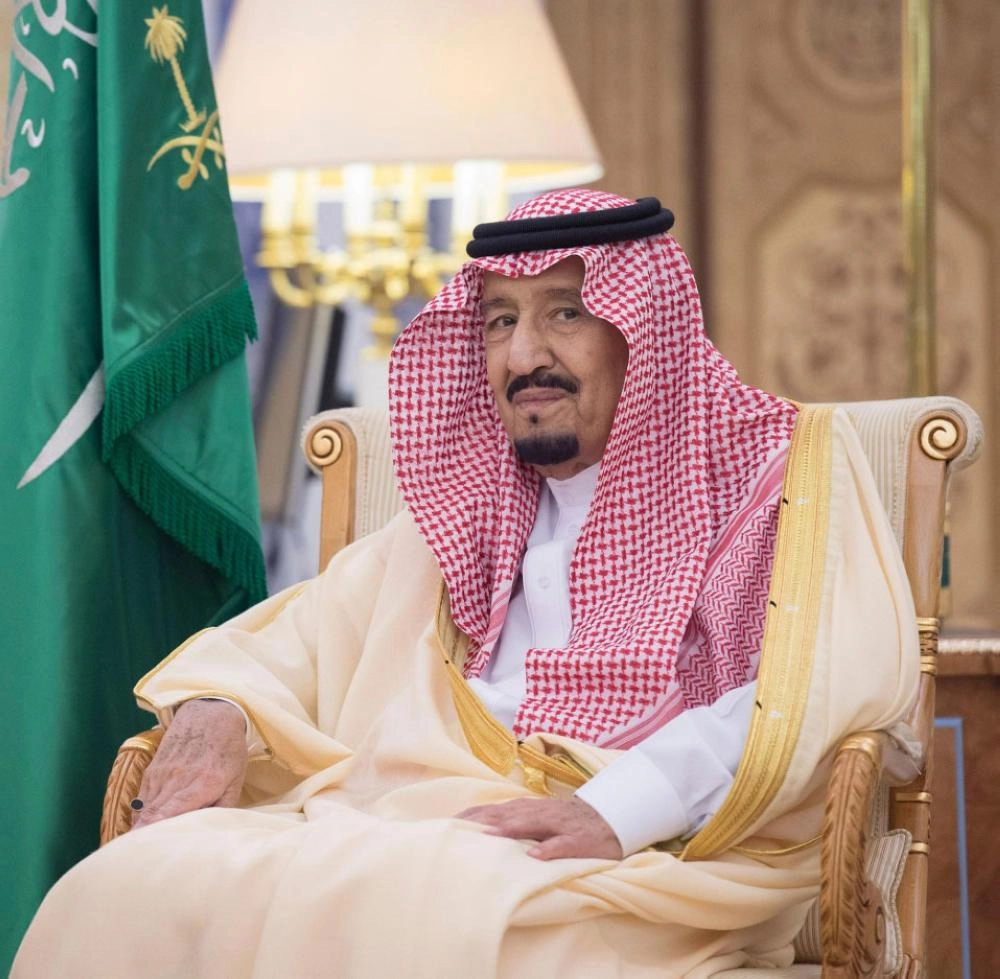 الملك سلمان خلال الاستقبال